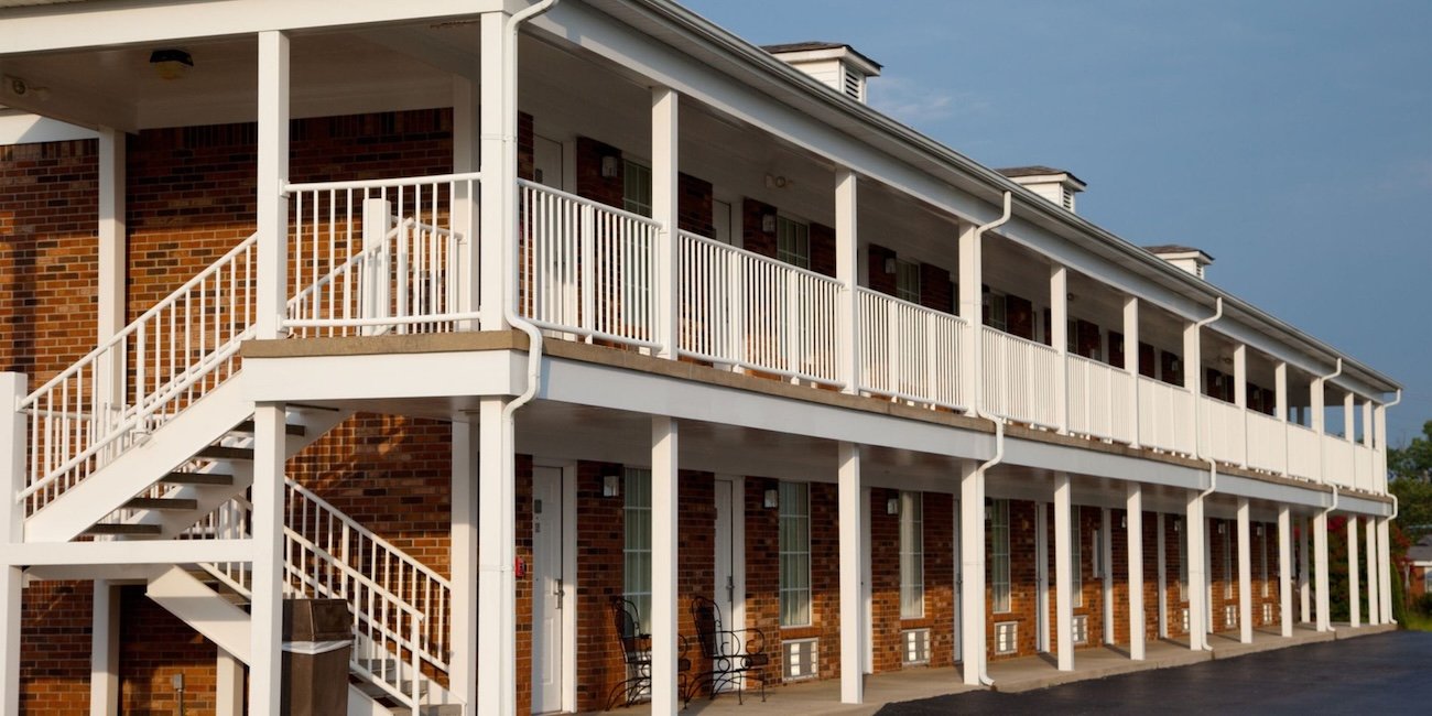 Silver Maple Hotel, Haliburton, ON_min